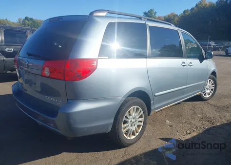 2010 Toyota Sienna Le z USA, uszkodzony, nr VIN 5TDJK4CC7AS030817